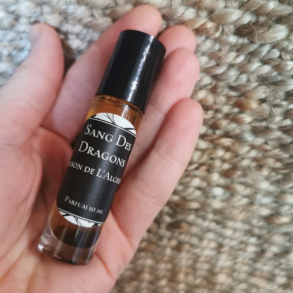 Sang Des Dragons Artisan Perfumery - Picture 2 of 2